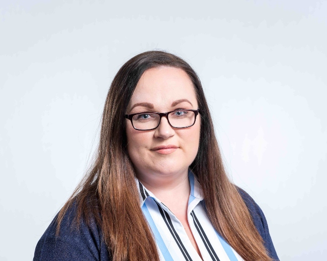 Brunette woman in glasses.